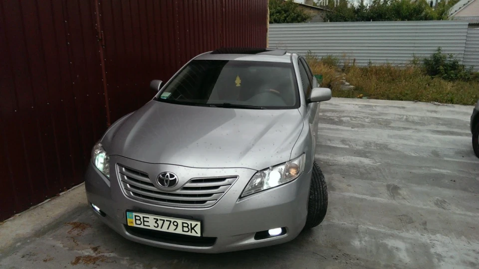 Toyota Camry задоволений 2
