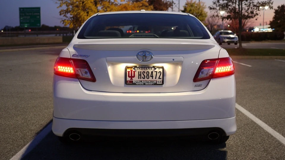 Toyota Camry SE Super White 2