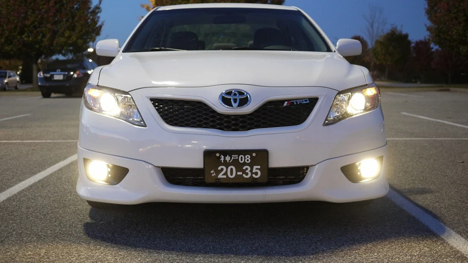 Toyota Camry SE Super White 3