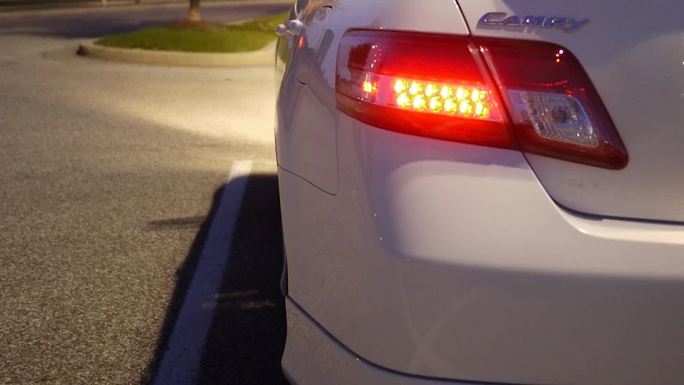 Toyota Camry SE Super White 4