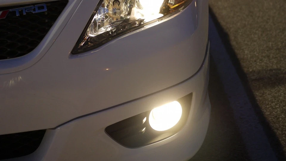 Toyota Camry SE Super White 5