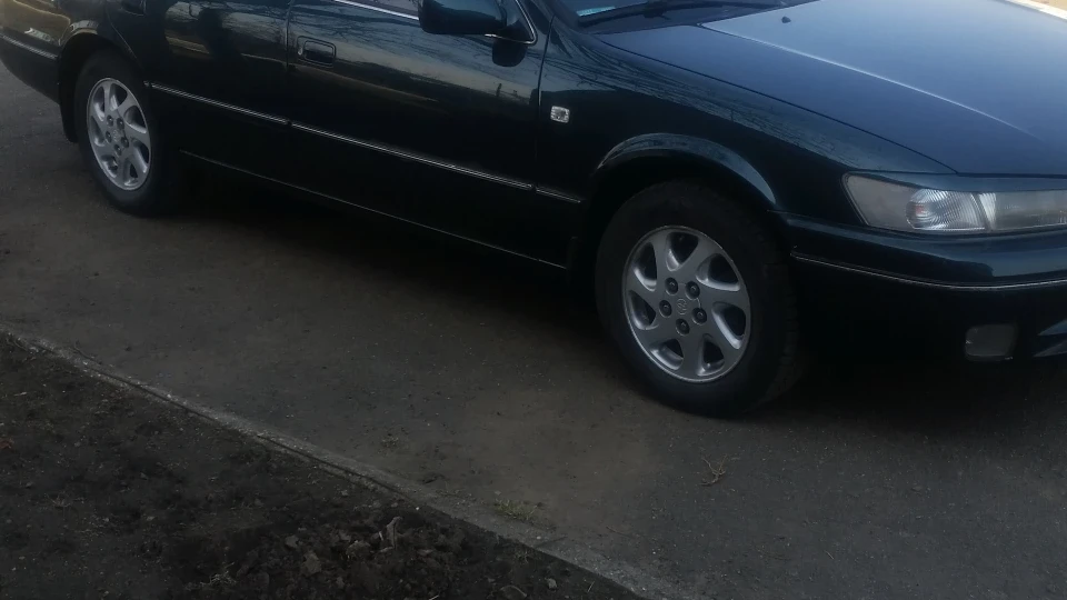 Toyota Camry зелений металік 2