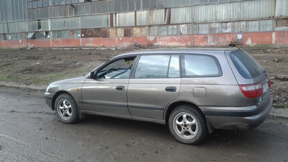 Toyota Carina E 4