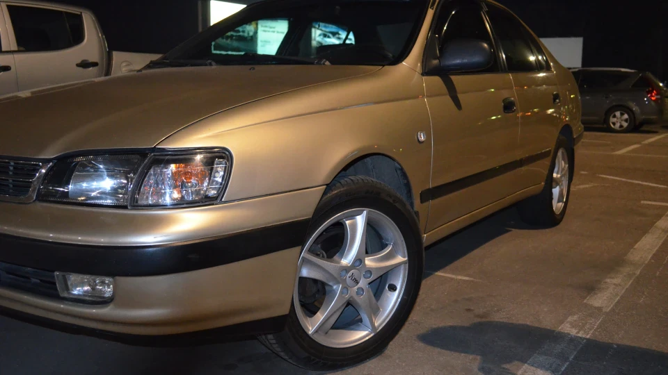 Toyota Carina E 2