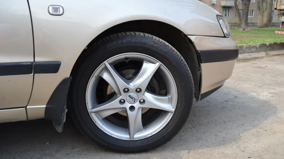 Toyota Carina E 4