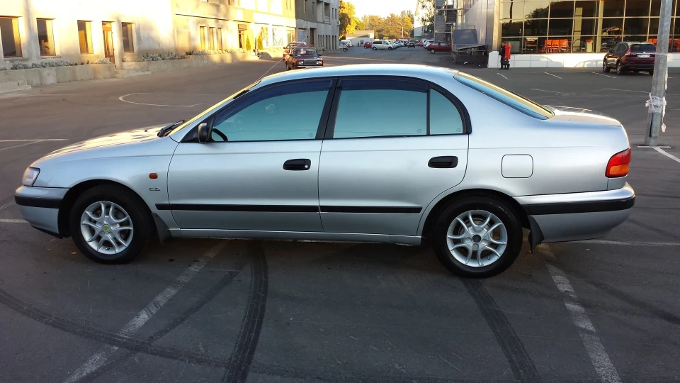 Toyota Carina E Срібляста красуня