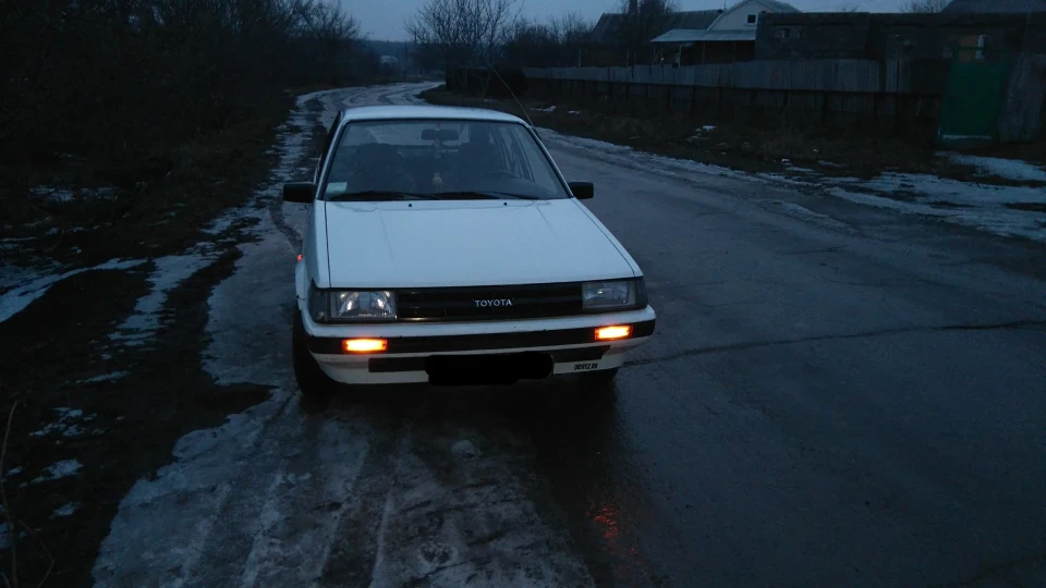 Toyota Corolla (біла стріла) 2