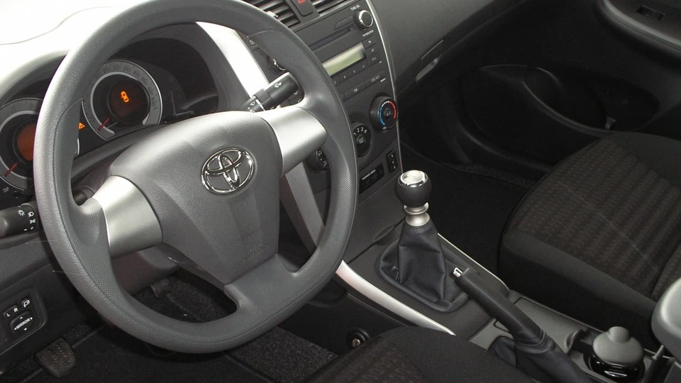 Toyota Corolla чорна корівка 2