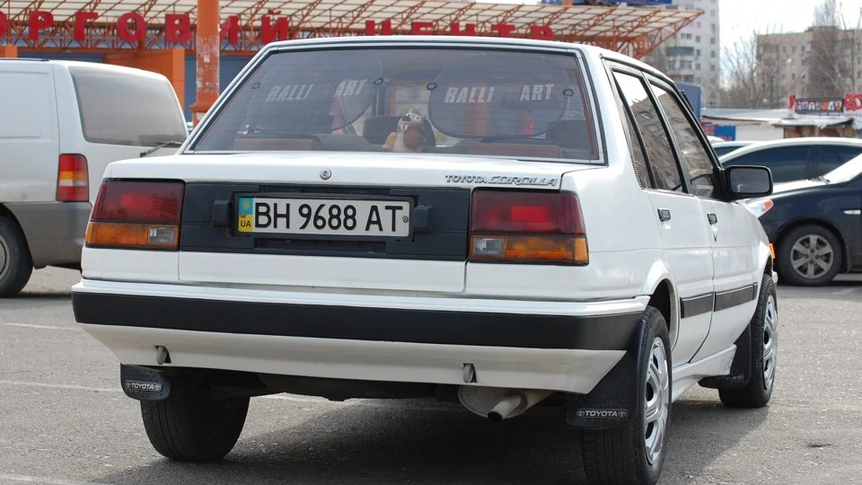 Toyota Corolla SE Saloon 2