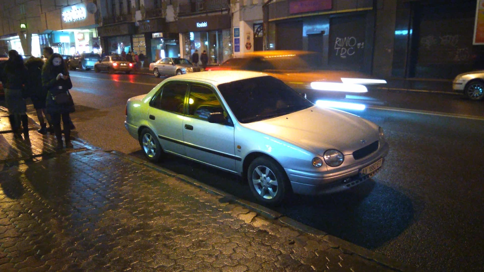 Toyota Corolla Срібний лупар 2