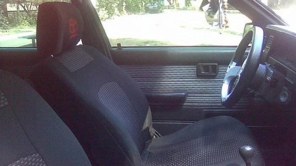 Toyota Corolla сірий, але не миша) 2