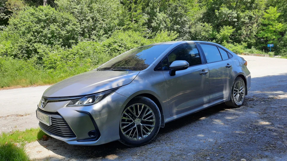 Toyota Corolla Сірий, але не срібло