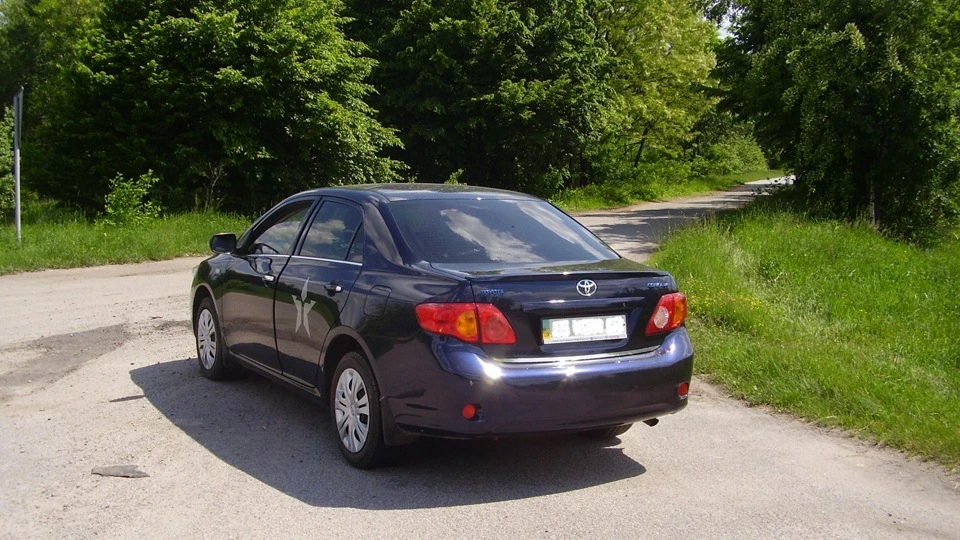 Toyota Corolla темно синій 3