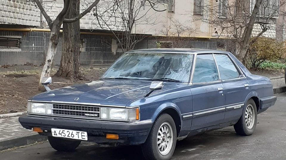 Toyota Cresta Синього кольору ХХ століття