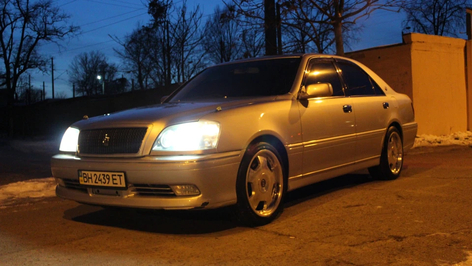 Toyota Crown Athlete V 3