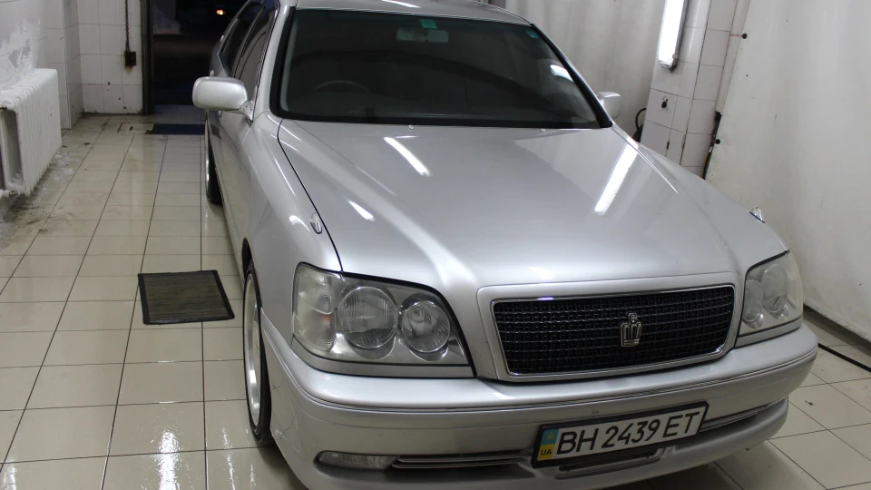 Toyota Crown Athlete V 4