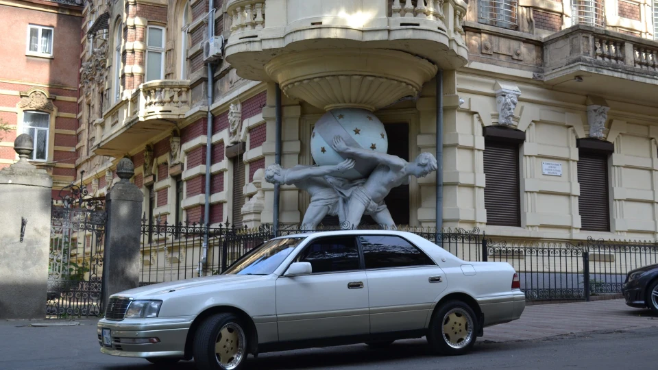 Toyota Crown royal saloon 3