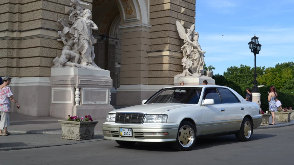 Toyota Crown royal saloon 4