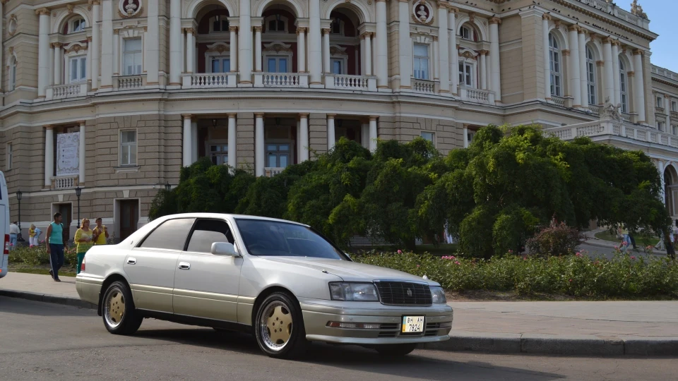 Toyota Crown royal saloon 5