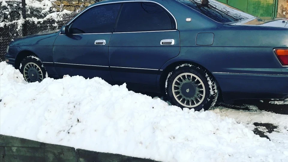 Toyota Crown Сіро трилітровий синій
