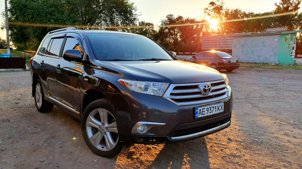 Toyota Highlander Сімейний кораблик)
