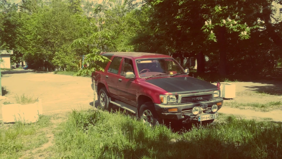 Toyota Hilux Surf старенька 2