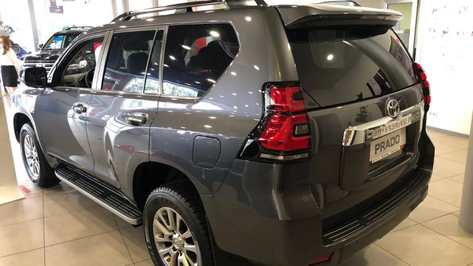 Toyota Land Cruiser Prado Мокрий асфальт 3