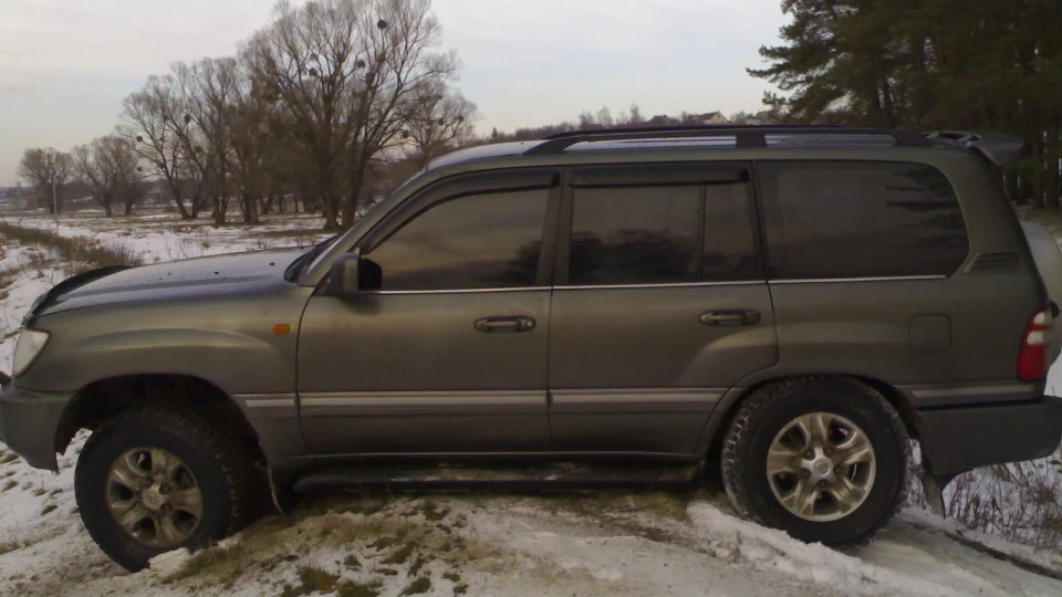 Toyota Land Cruiser 100 2