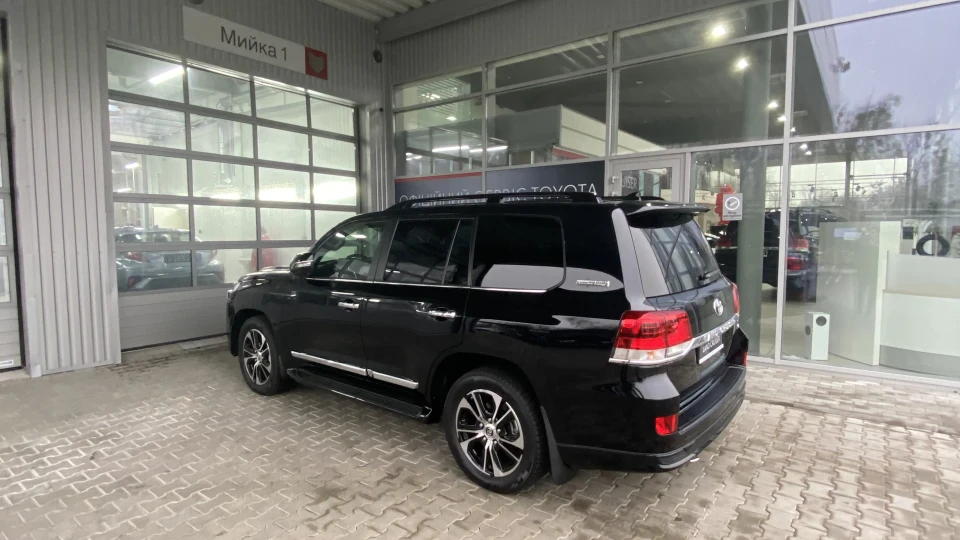 Toyota Land Cruiser Executive Lounge 2