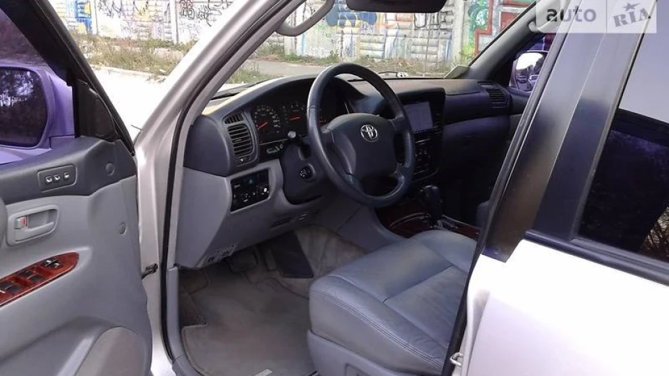 Toyota Land Cruiser в оригіналі)
