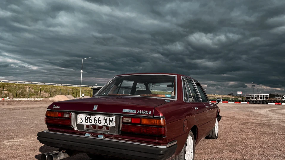 Toyota Mark II 1g-eu. Червона маркування