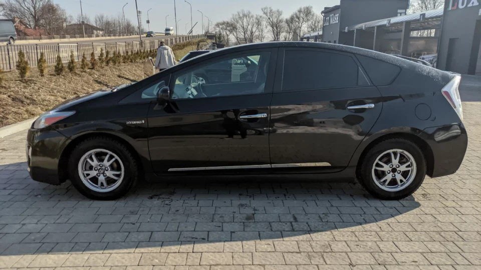 Toyota Prius Чорний тролейбус 2