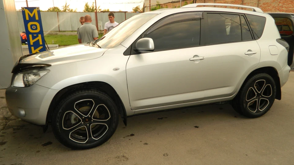 Toyota RAV4 2