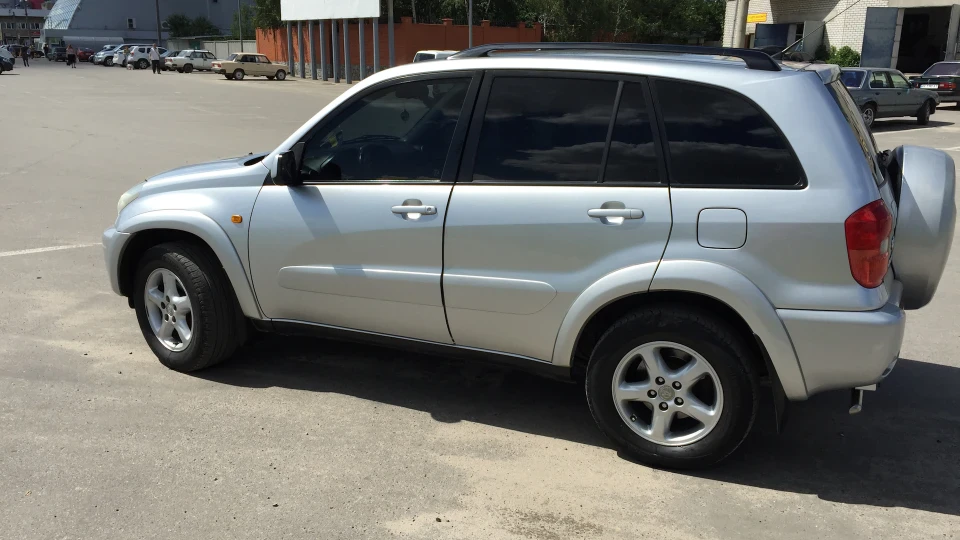 Toyota RAV4 2.0 VVT-i 3