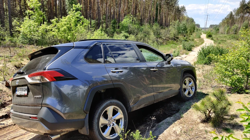 Toyota RAV4 Hybrid AWD-i 2