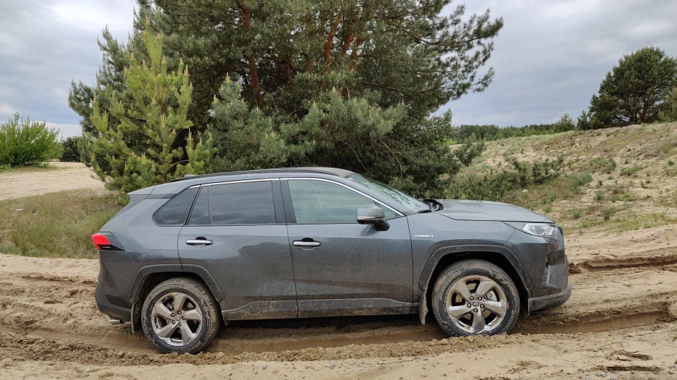 Toyota RAV4 Hybrid AWD-i 3