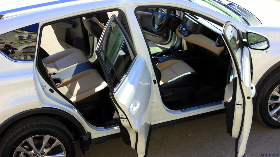 Toyota RAV4 Hybrid E-AWD 4