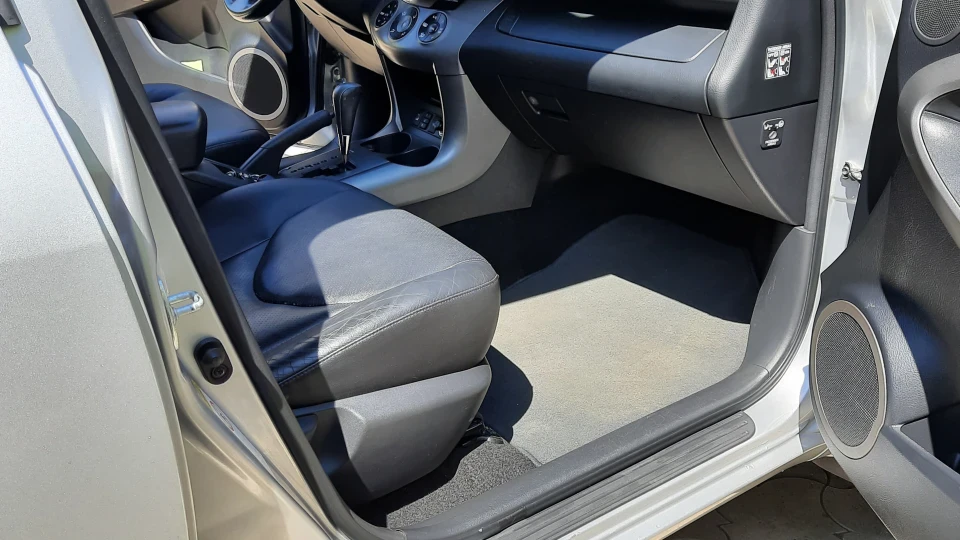 Toyota RAV4 машина дружини 4