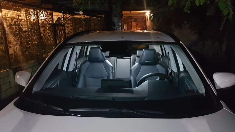 Toyota RAV4 Снігово-білий гібрид 2,5L