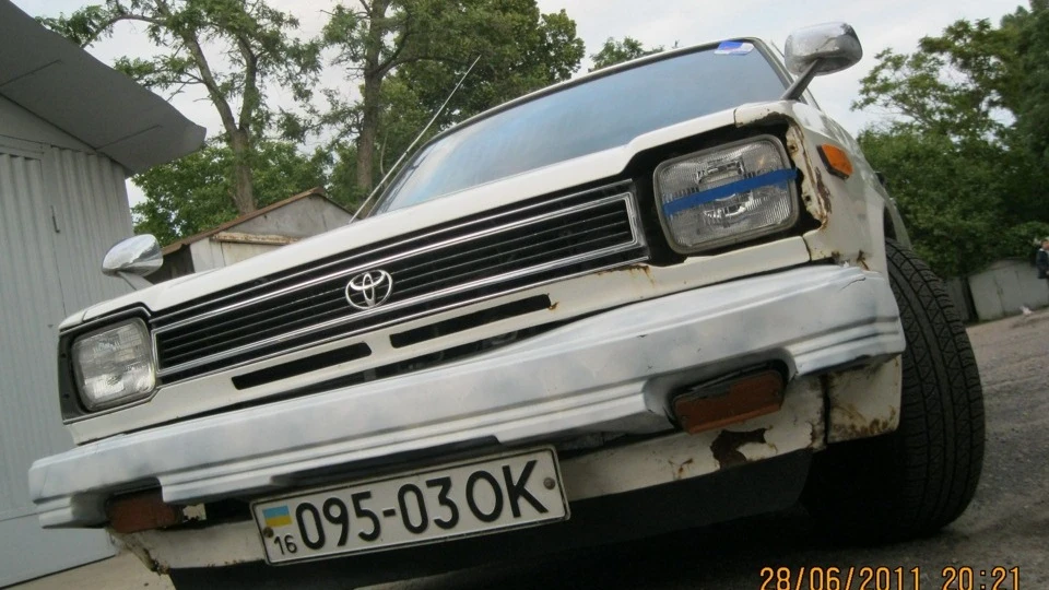 Toyota Starlet маленький бойовик