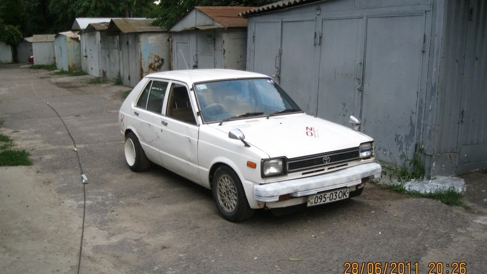 Toyota Starlet маленький бойовик 5