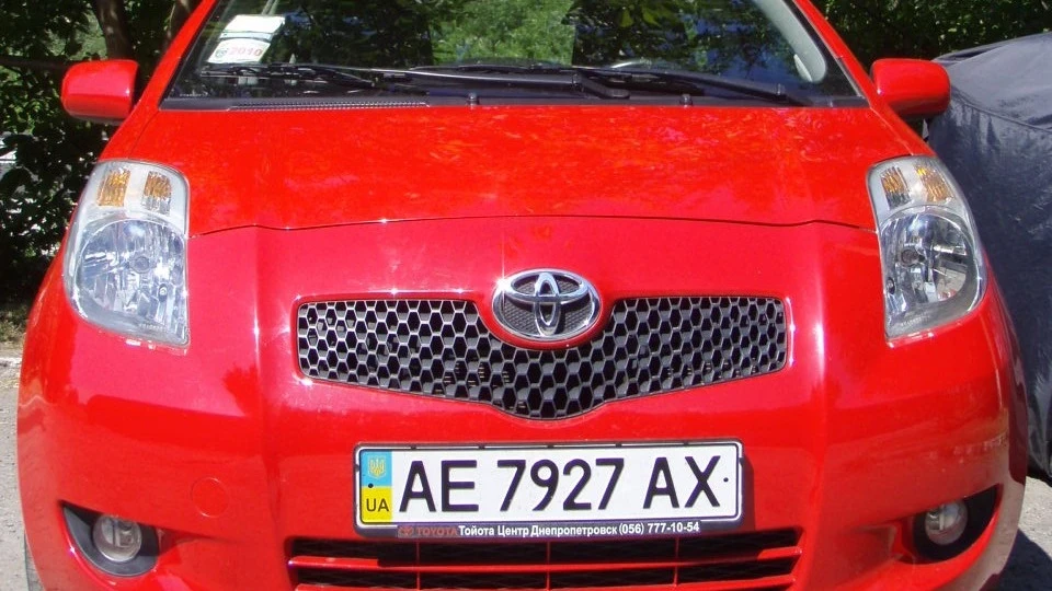 Toyota Yaris 1.3L, червоний