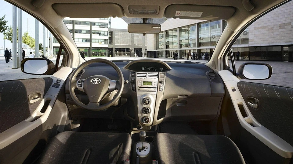 Toyota Yaris Sol MM/T Super Red 5