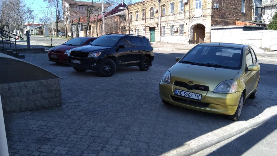 Toyota Yaris Золотиста комашка 2