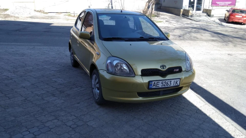 Toyota Yaris Золотиста комашка 3