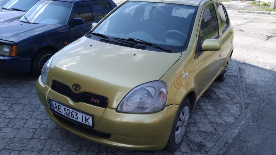Toyota Yaris Золотиста комашка 4