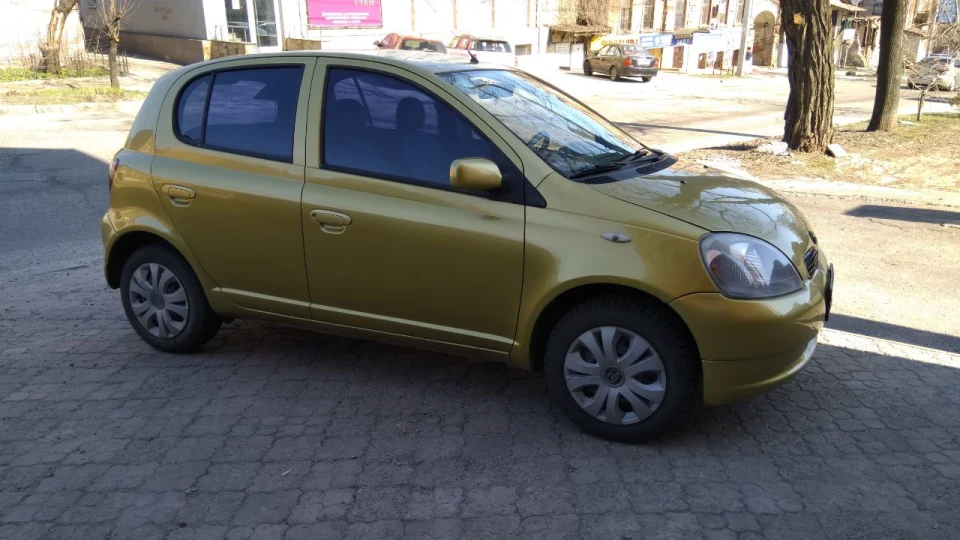 Toyota Yaris Золотиста комашка 5