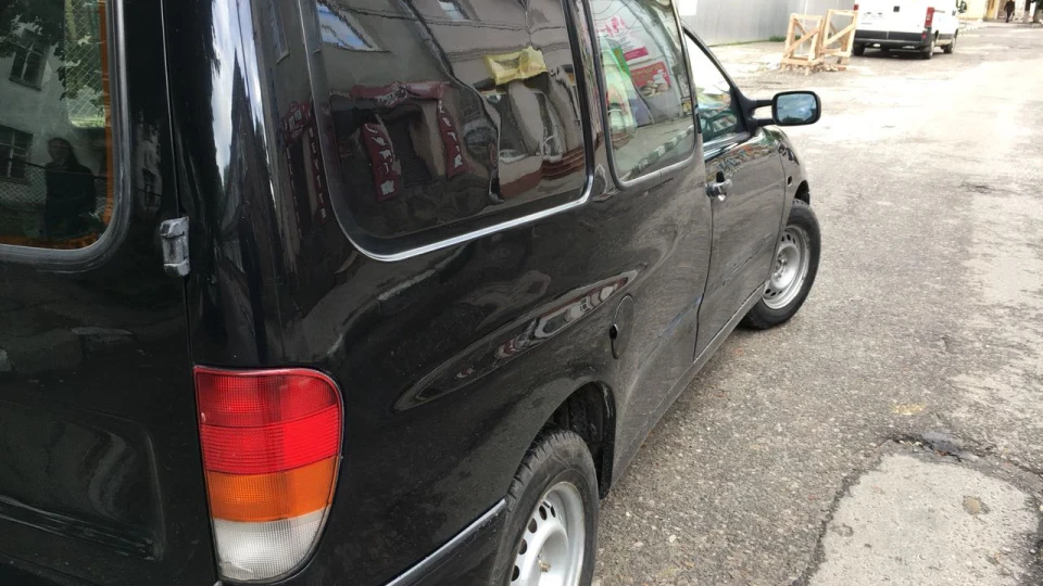 Volkswagen Caddy Чорний Равлик 3