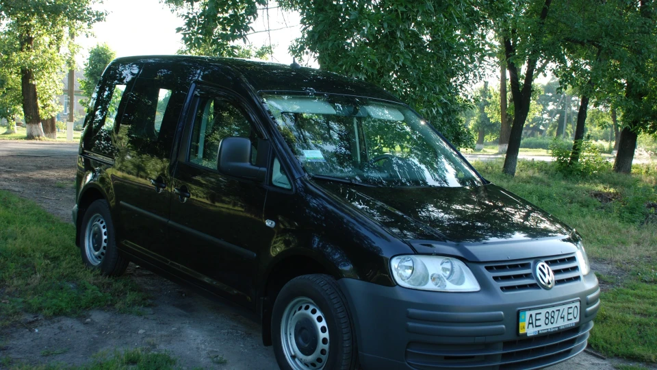 Volkswagen Caddy чорний металік 2