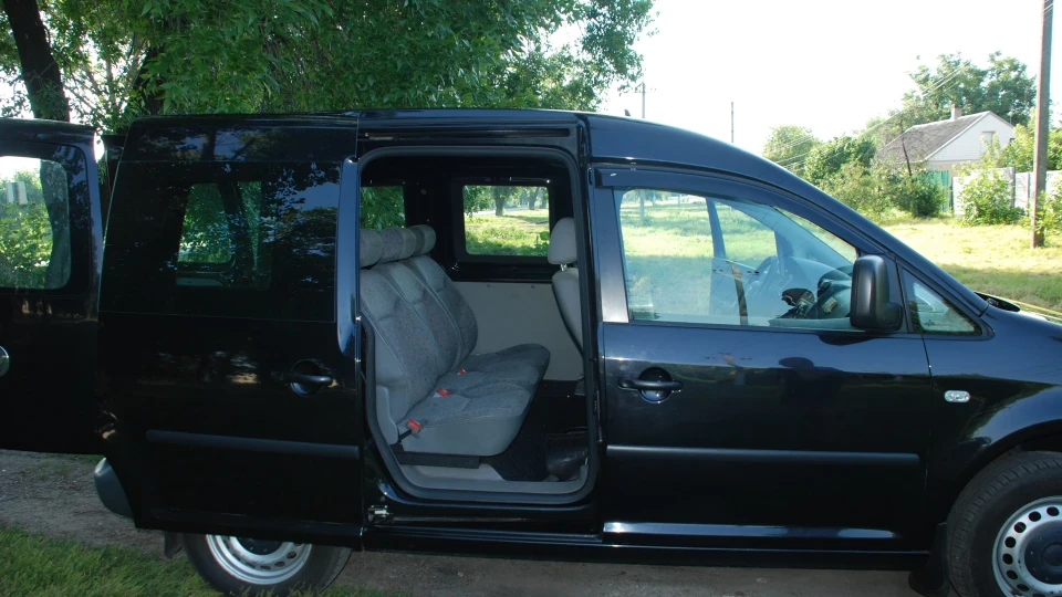 Volkswagen Caddy чорний металік 3